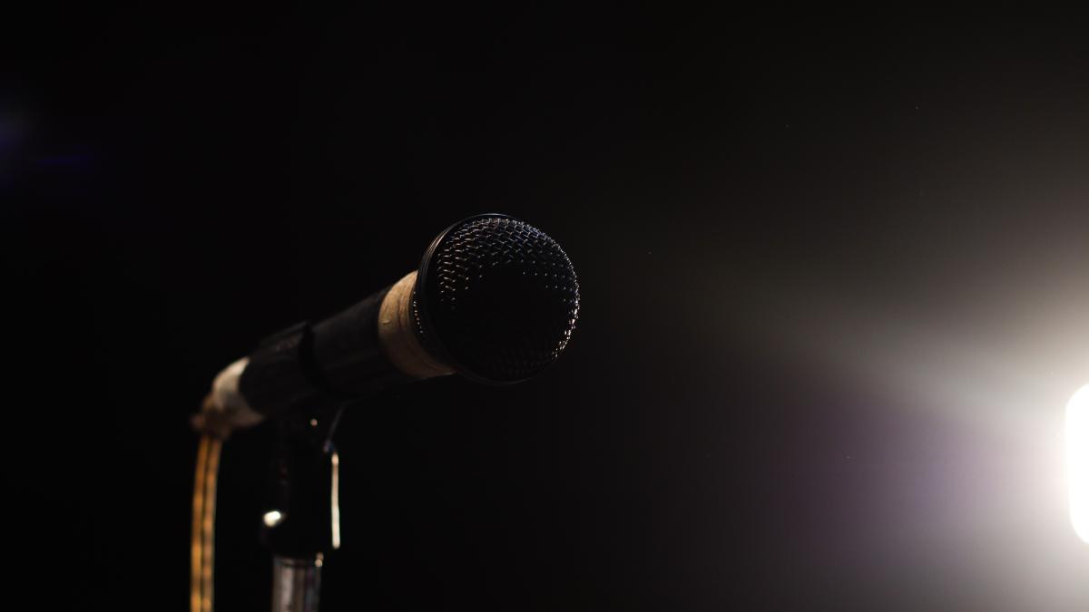close-up-microphone-darkroom_76762300