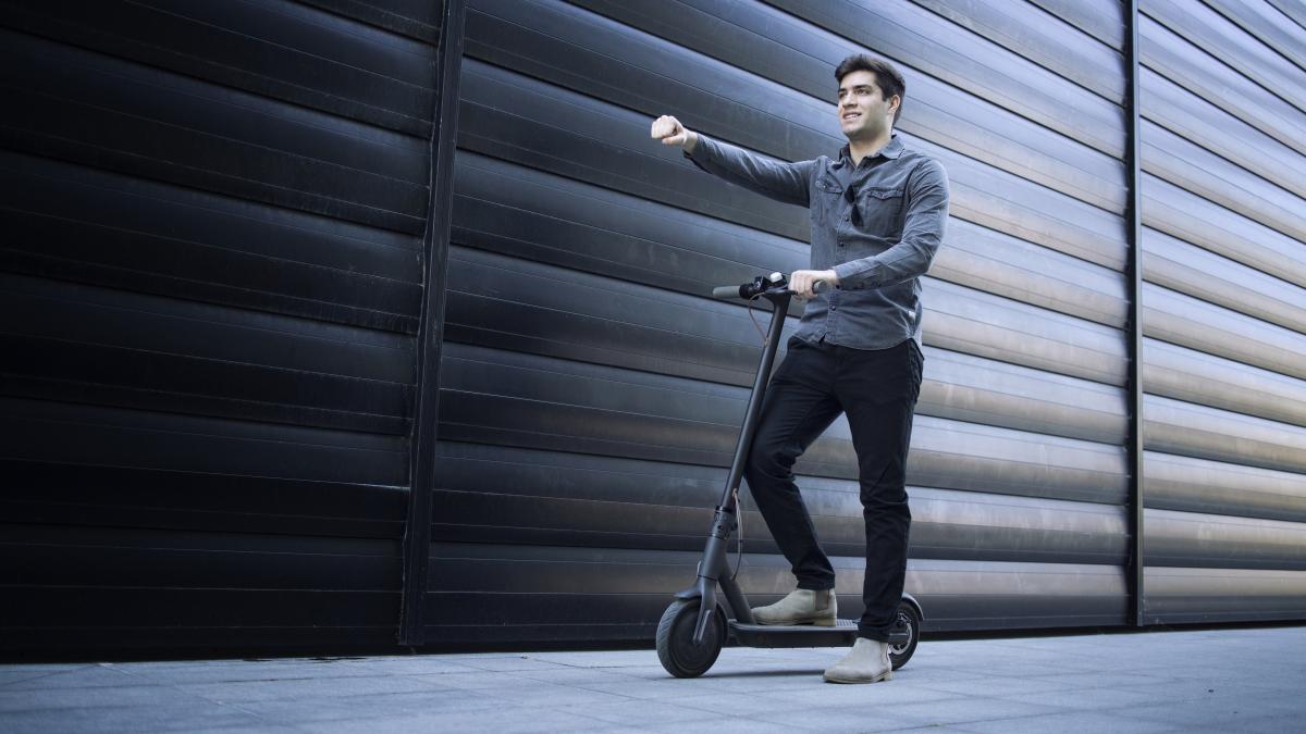 tanar-pe-trotineta-electrica-lovit_44620700