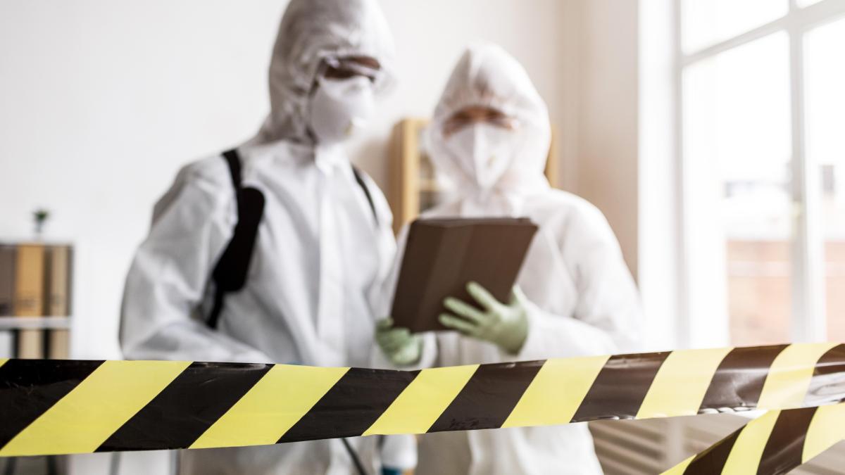 people-protective-suits-talking_67006100