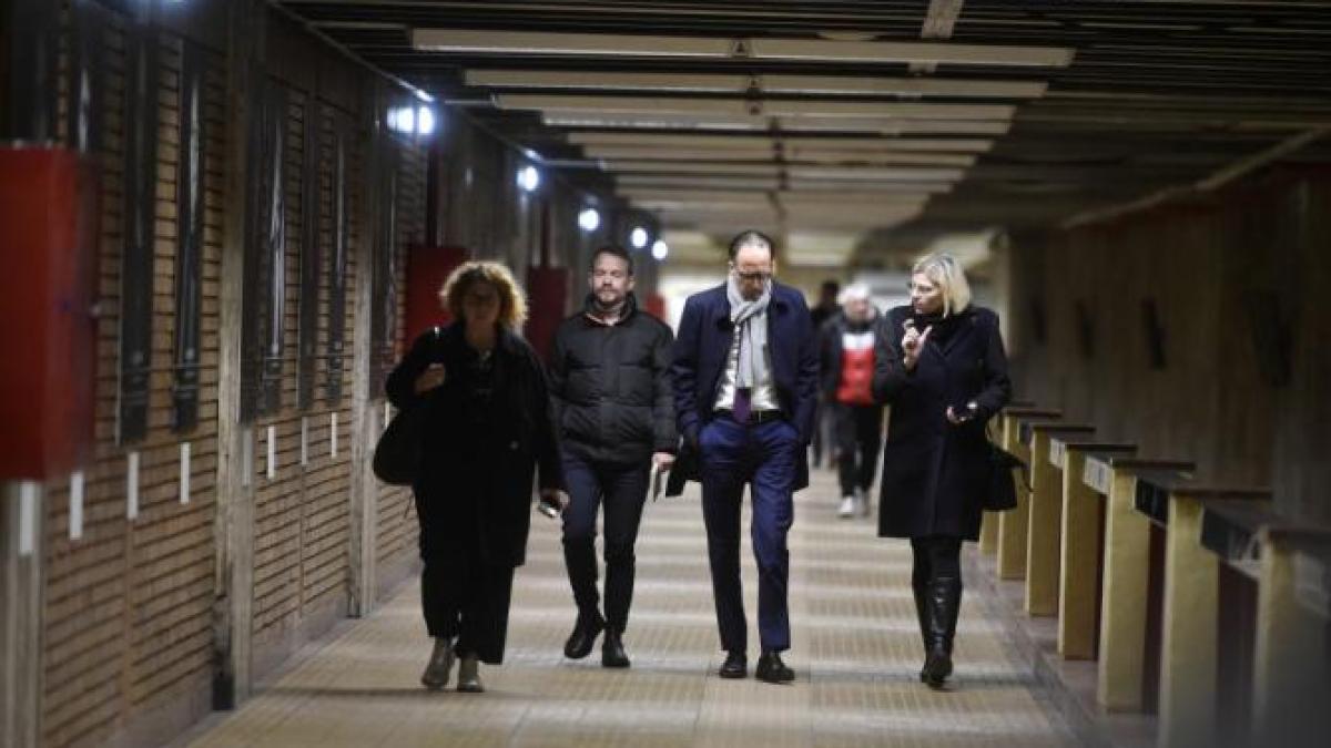 circulatia-la-metrou-a-fost-blocata-pe-magistrala-2--dupa-ce-un-barbat-de-60-de-ani-a-cazut-pe-sine_79115600