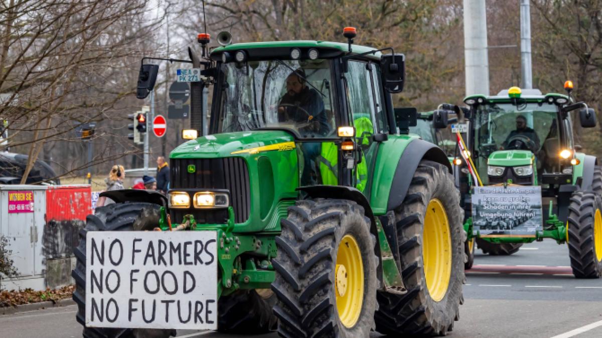 polonia--controale-ample-la-toate-transporturile-de-cereale-din-ucraina--fermierii-polonezi-au-blocat-toate-punctele-de-trecere-intre-cele-doua-tari_94871900