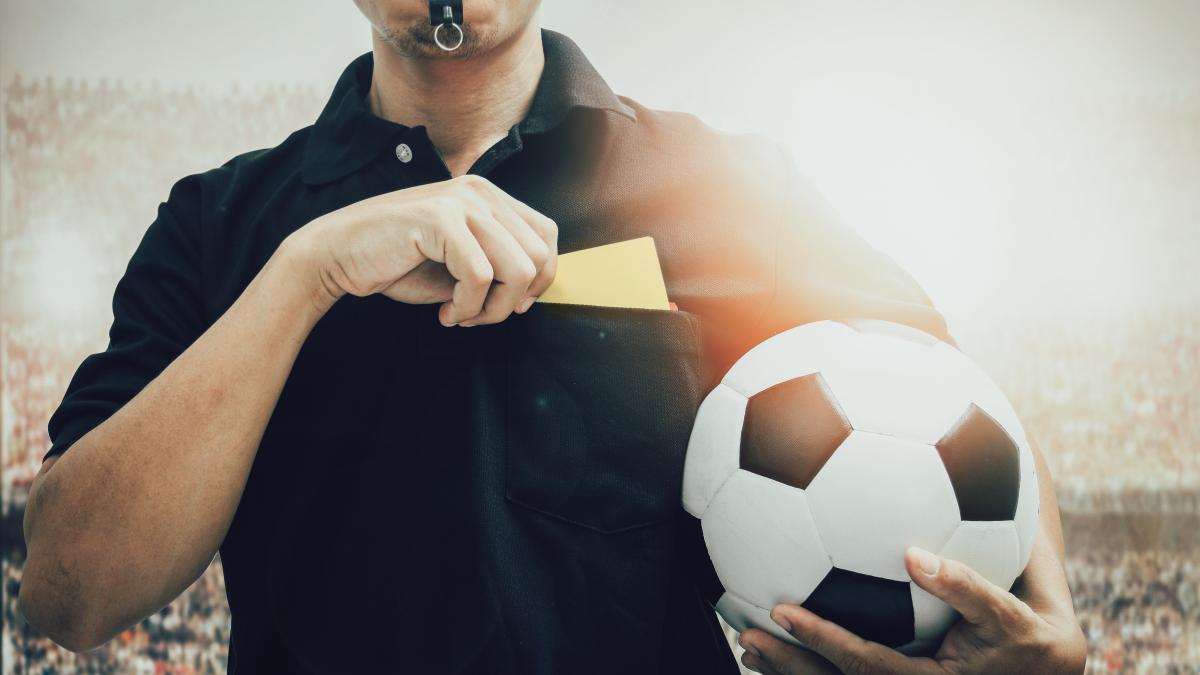 cartonasul-albastru--o-ineptie--iordanescu-se-va-sta-cu-manual-de-utilizare-pe-banca_15097500