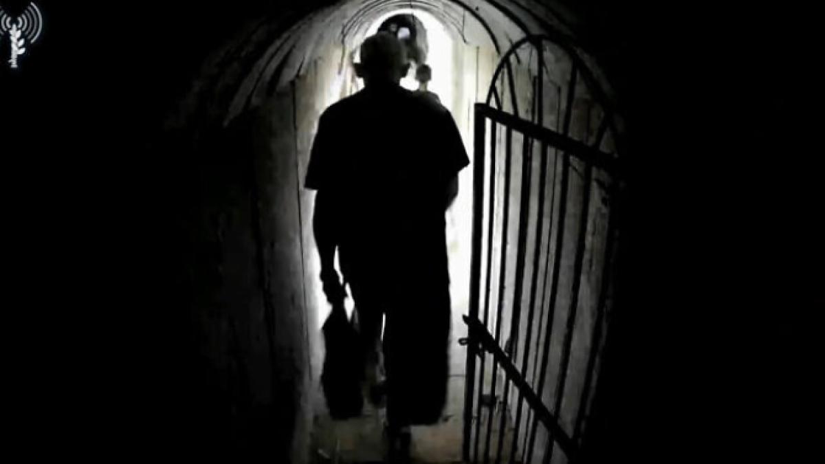 idf difuzeaza imagini cu liderul hamas in tunelurile de sub fasia gaza