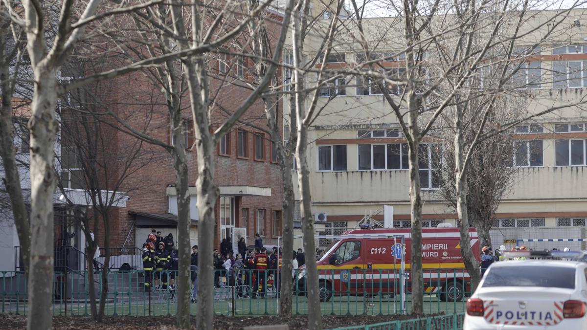 liceu-din-bucuresti--evacuat--zeci-de-elevi-au-fost-transportati-la-spital--dupa-ce-un-coleg-a-dat-cu-spray-iritantprc-c2prc-a01_30953700