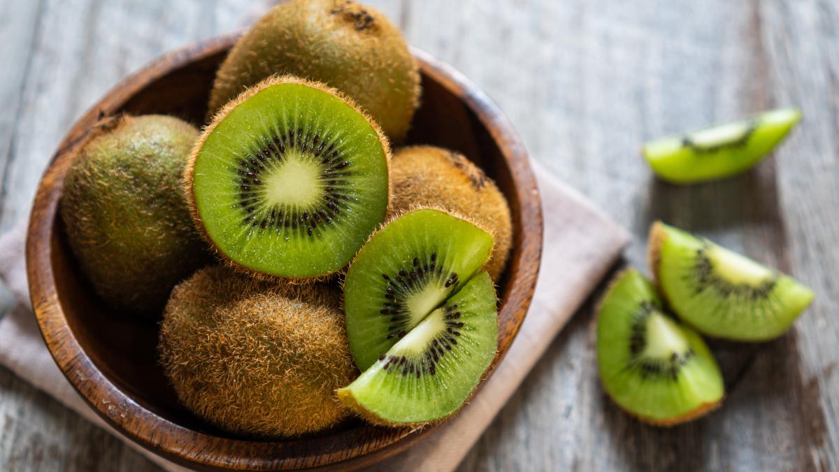 fresh-kiwi-fruit-bowl-wooden-background_52279600