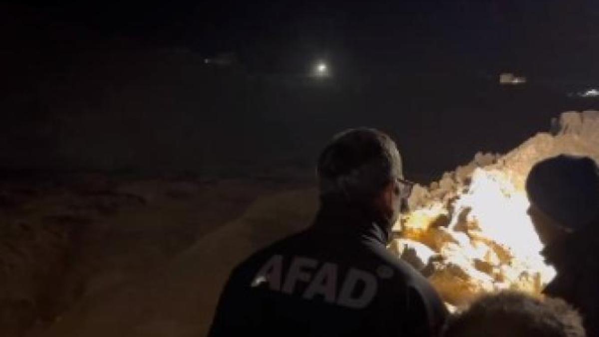 cel-putin-9-persoane-sunt-blocate-intr-o-mina-de-aur-din-turcia--dupa-o-alunecare-de-pamant--posibil-contaminat-cu-cianura_12747700