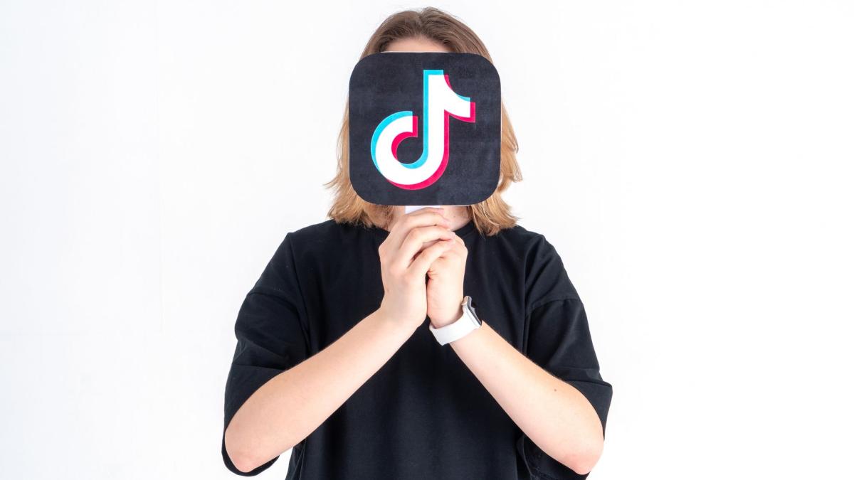 influencerii-de-pe-tiktok-vor-fi-platiti-de-guvernul-britanic-pentru-a-i-indemna-pe-migranti-sa-nu-traverseze-canalul-manecii_78967000