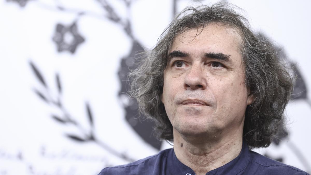 cartarescu-decorat-de-maia-sandu_03236300