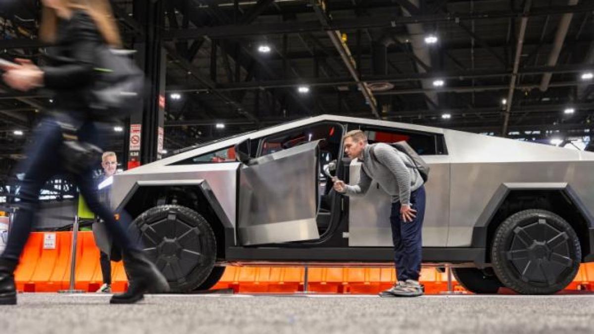 cybertruck-urile-tesla-de-80-000-de-dolari-ale-lui-elon-musk-ruginesc-dupa-doar-doua-zile-in-ploaie--sustine-un-sofer_36805700