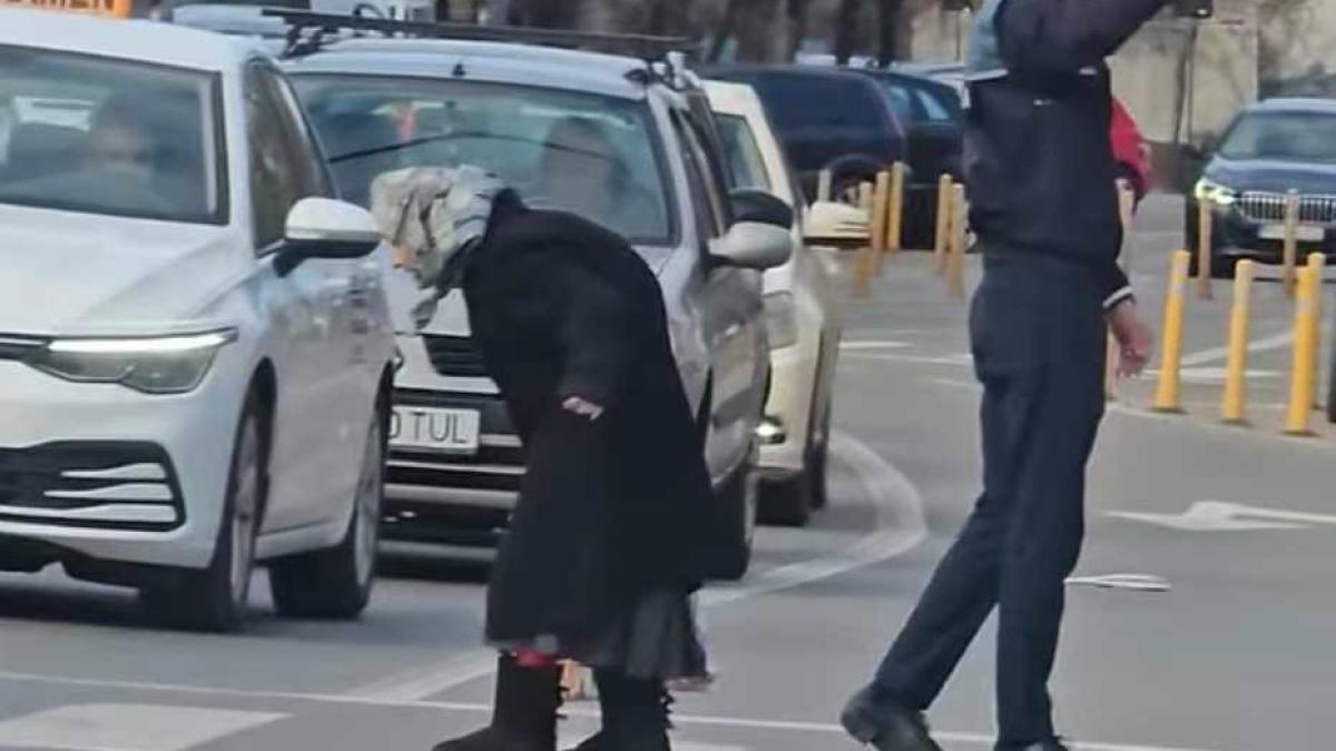 un-politist-din-ploiesti-a-intrerupt-examenul-auto-pentru-a-ajuta-o-pensionara-sa-traverseze-strada_33208700