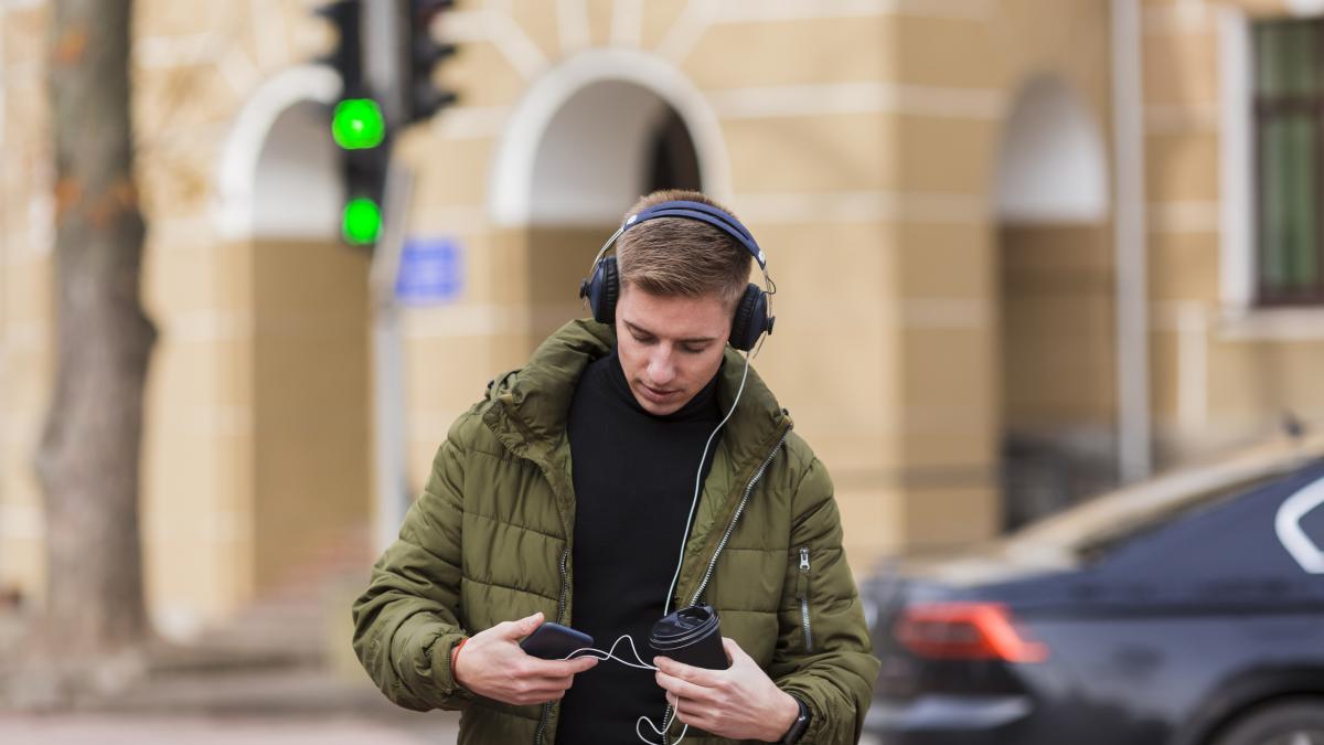 pericolul-de-pe-semaforul-verde--titi-aur-vedem-foarte-multi-roboti--merg-pe-strada-si-pare-ca-nu-ii-intereseaza-nimic_10352300