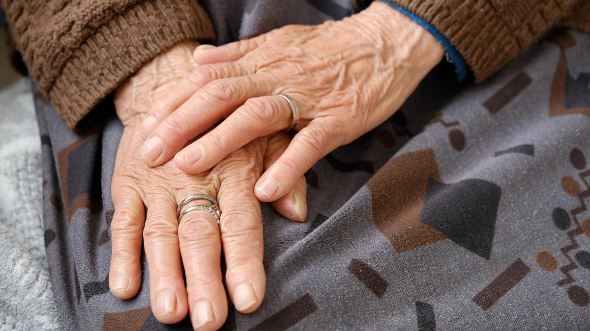 ne-da--ne-face--la-toamna--toata-ziua-se-cearta-s-au-scumpit-toate--batrana--dorinta-plina-de-amaraciune-sa-mor-drcu-mai-repede--ca-sa-nu-ne-mai-chinuim-asa_40868500