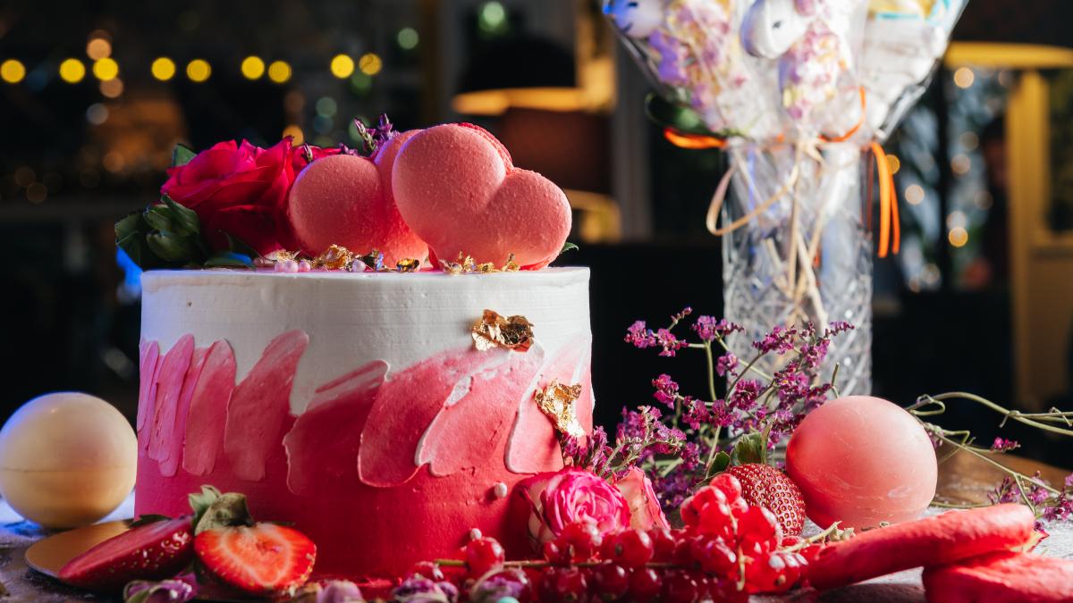 tort-cu-frisca-si-fructe-de-padure-pentru-dragobete--reteta--serviti-cu-dragoste--alaturi-de-persoana-iubita_18718400