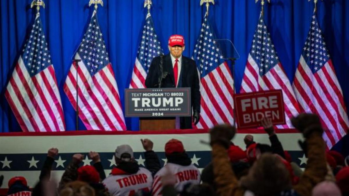 trump-cere-judecatorului-sa-renunte-la-cazul-documentelor-clasificate-pentru-ca-are-imunitate-prezidentiala--a-pastrat-dosarele-sensibile-ca-documente-personale_92397700