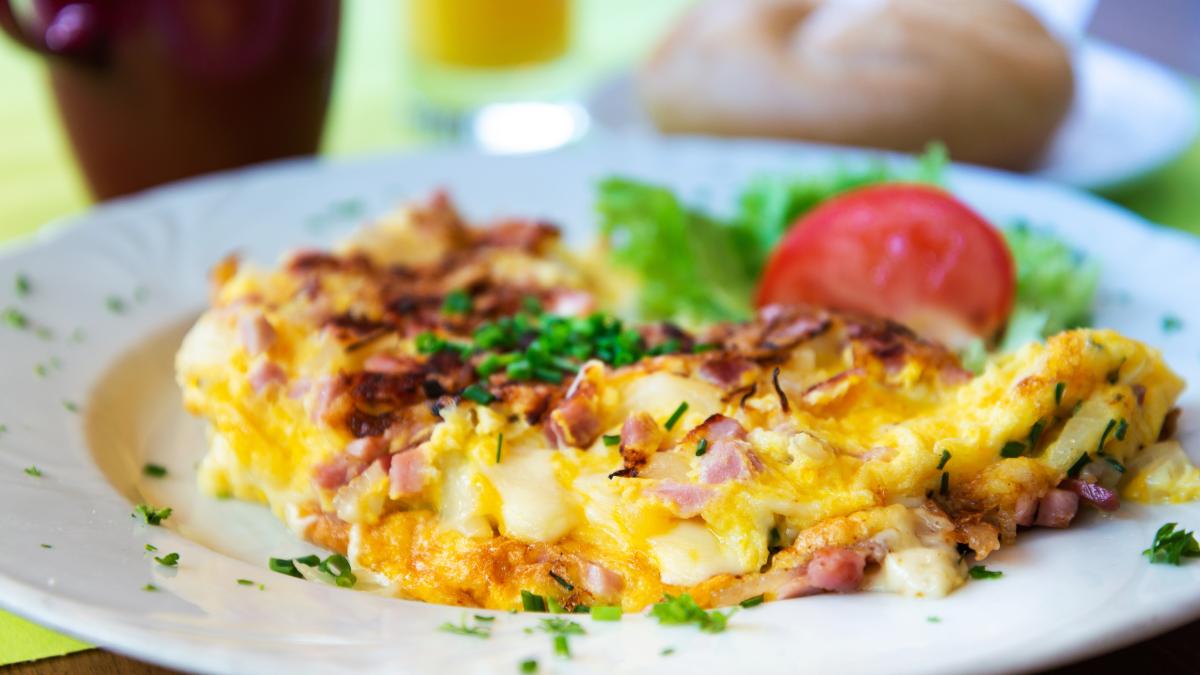 omleta-pufoasa-cu-branza-de-burduf--reteta-pentru-dimineti-pline-de-savoare_17360100