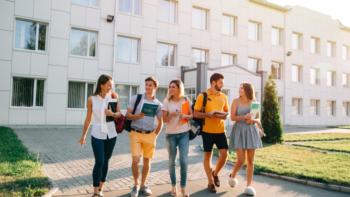 teme-de-interes-pentru-tineri-la-congresul-ppe-de-la-bucuresti-mii-de-studenti-merg-sa-experimenteze-un-alt-sistem-de-invatamant--altii-40-000-din-multe-tari-vin-si-invata-in-romania_32963000