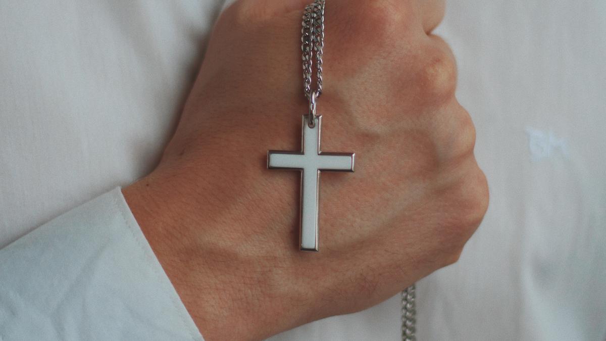 parlamentul-european-cruciulita-la-gat_45229800