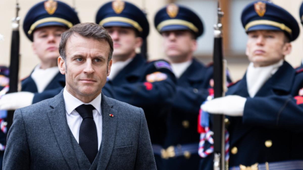 emmanuel-macron-peskov_67200300