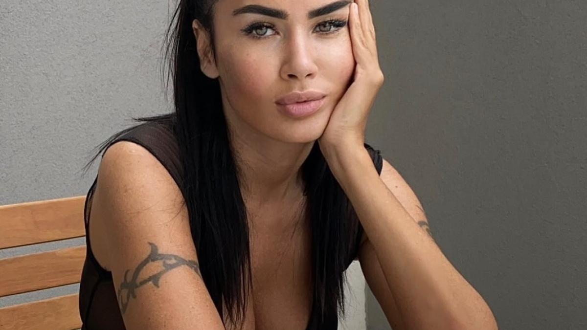 cum-a-intrat-oana-zavoranu-in-prm--vadim-tudor--aspru-criticat-ce-cauta-cu-sanii-goi-si-cu-minijup_62937700