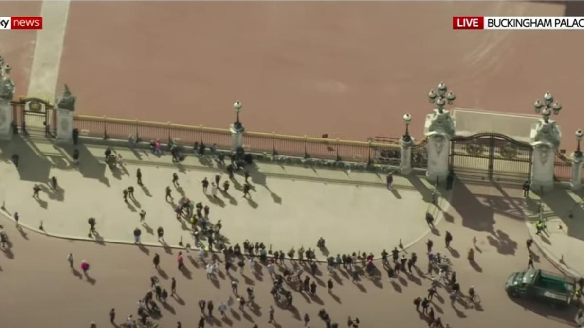 live-imagini-de-la-palatul-buckingham--oamenii-ii-aduc-un-ultimul-omagiu-printului-philip_34437600