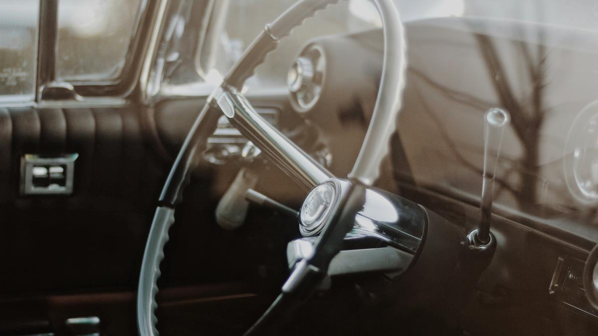 diferenta fundamentala intre cum conduceai acum 50 de ani si cu conduci in prezent titi aur pozitia care denota siguranta si eleganta video