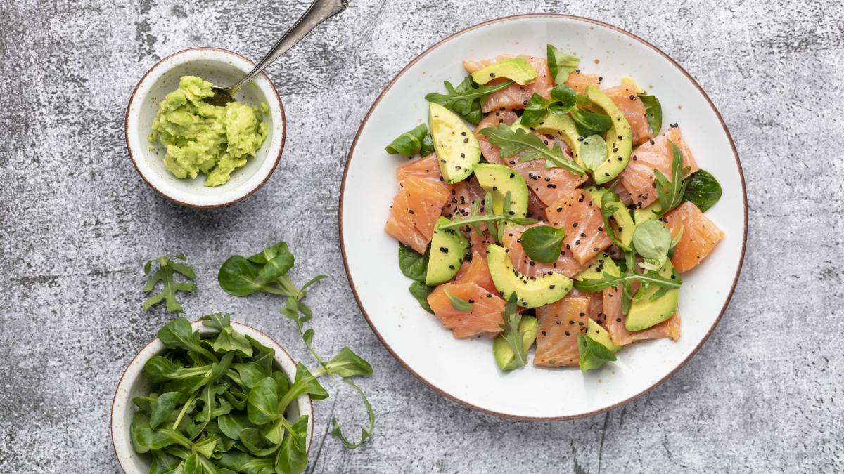 salata-cu-peste-si-avocado--reteta-rapida-si-gustoasa--o-vei-repeta_35274900