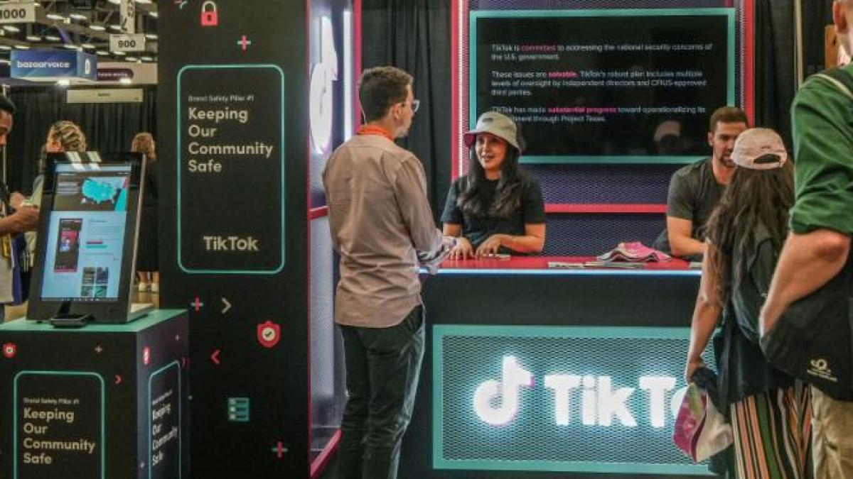 ceo-ul-tiktok-spune-ca-interzicerea-aplicatiei-in-america-ar-scoate-miliarde-de-dolari-din-buzunarele-creatorilor_62305500