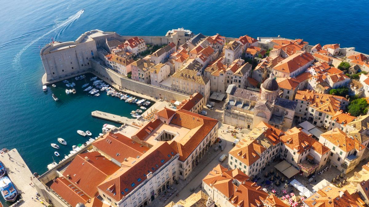 dubrovnik-ramane-fara-localnici--nu-mai-au-loc-de-tursti-imposibil-sa-traiesti-aici--orasul-a-inceput-sa-cumpere-apartamente_40524400