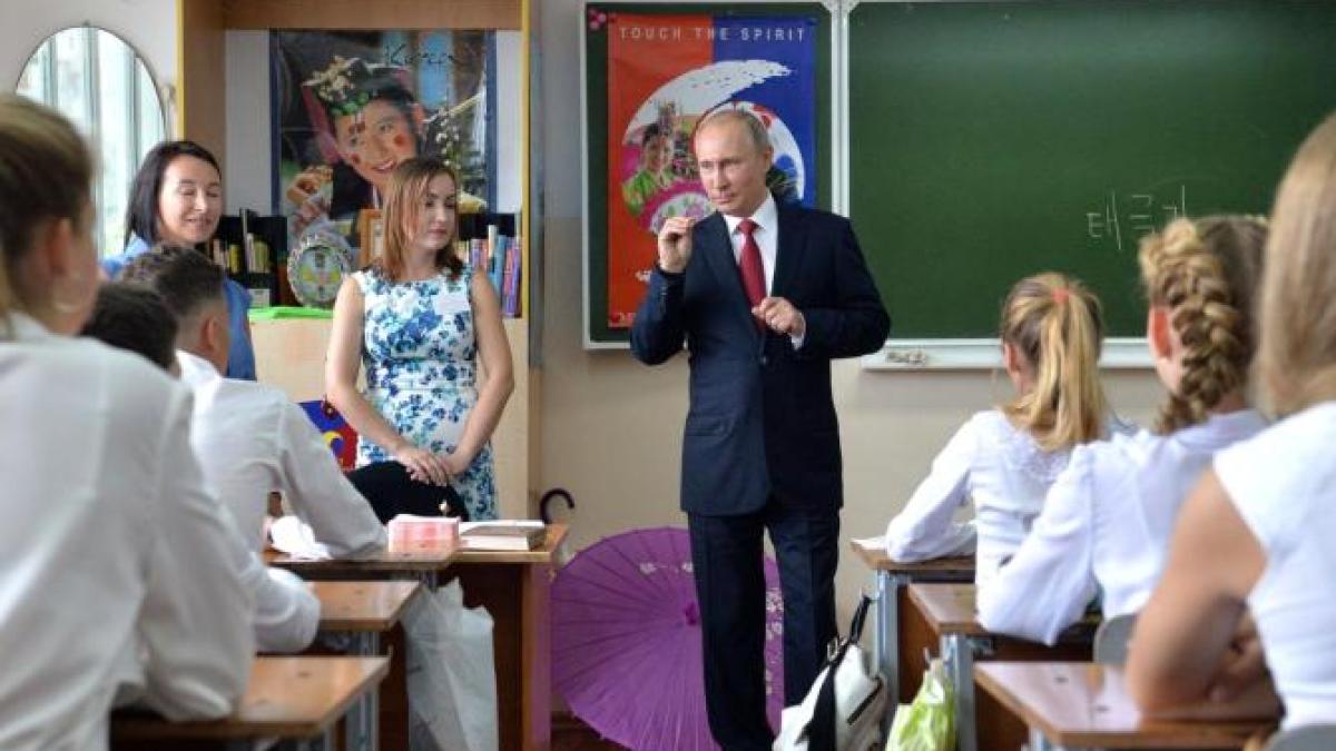 o-profesoara-isi-risca-viata-sa-salveze-copiii-ucraineni-de-spalarea-pe-creier-facuta-de-rusi-in-regiunile-ocupate_21392800