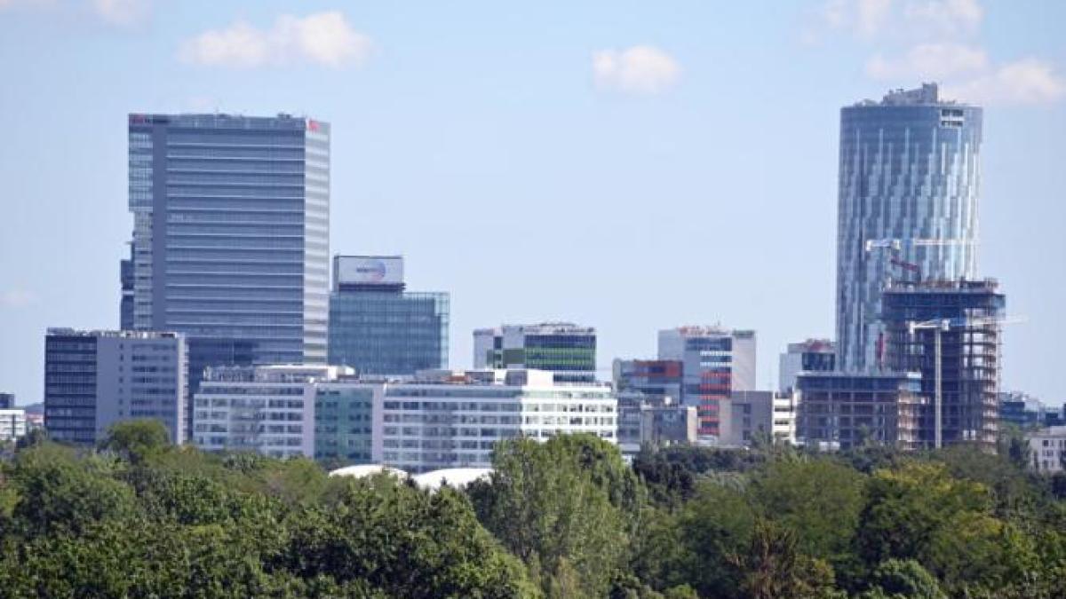 blocuri-de-birouri-cladiri-pipera-ilustrativ-economic-bani-pib_03882500