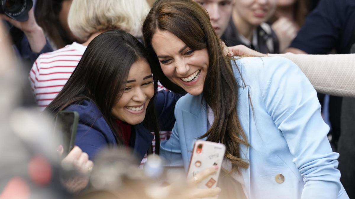 oamenii-ar-trebui-sa-i-lase-sa-si-vada-de-viata-lor--kate--prima-aparitie--dupa-operatia-suferita-video_59393900