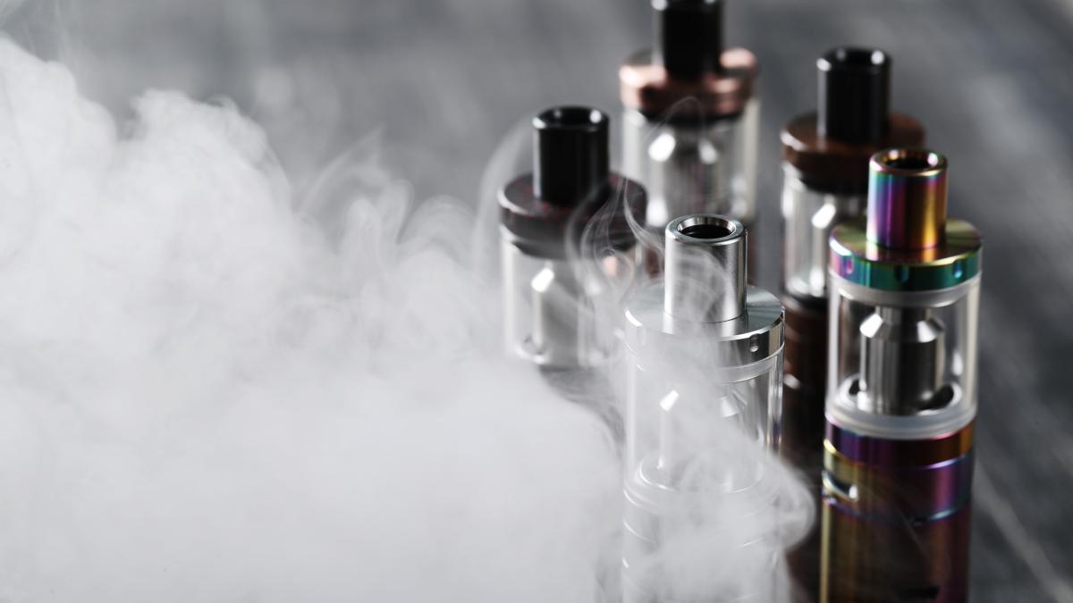 vaping-device-e-cigarette_10581200