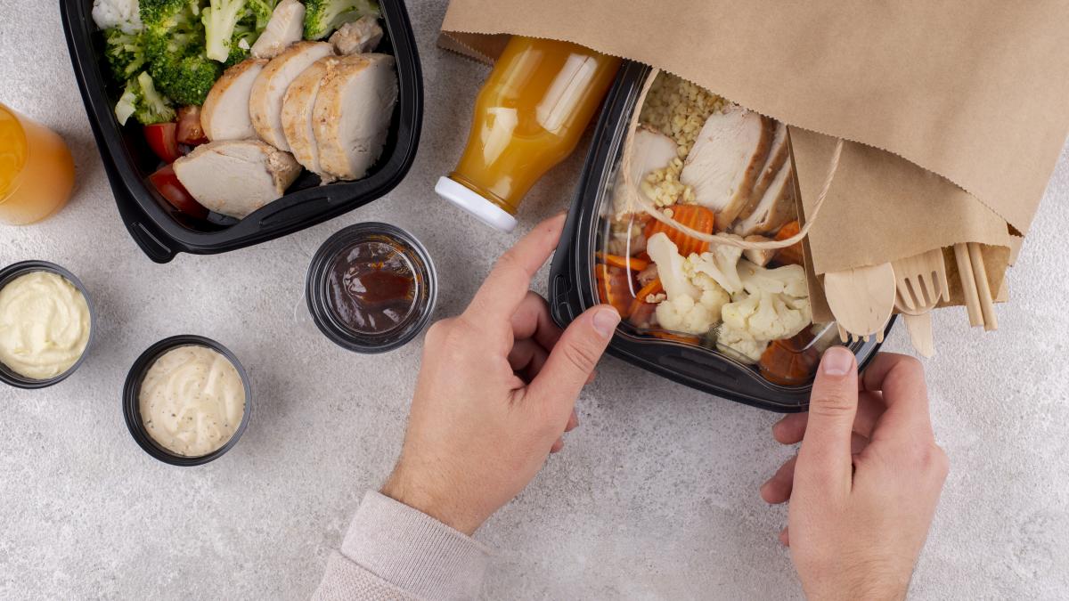 restaurantele--obligate-sa-puna-la-pachet-mancarea-neterminata-din-farfuria-clientilor--lege-noua_71568000