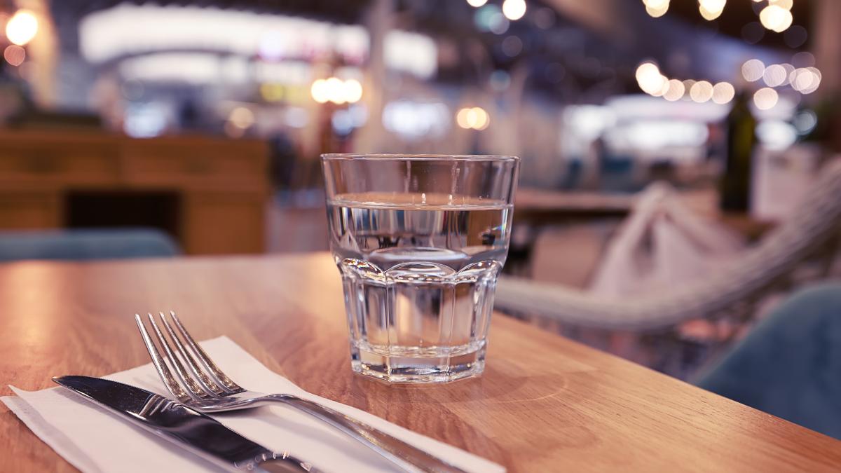 resturantele-si-cantinele--obligate-sa-ofere-gratuit-apa-clientilor--iohannis-trebuie-sa-semneze-legea_10236700