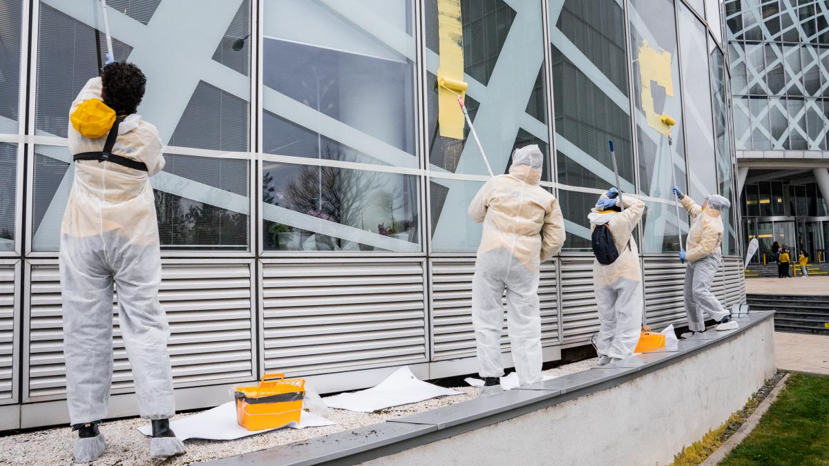 activisti-greenpeace--protest-la-sediul-omv-petrom--mesajul-scris-cu-vopsea-galbena-pe-cladire-foto-4_67552000