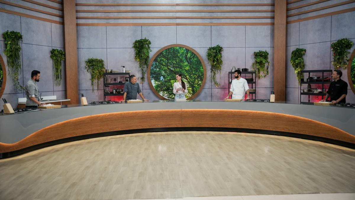 surpriza-la-chefi-la-cutite--vedetele-care-gatesc-pentru-cei-patru-jurati-foto-7_56776000