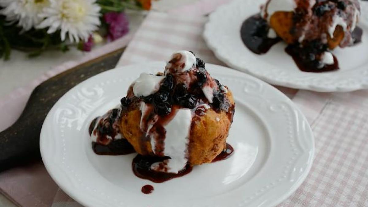 papanasi-cu-smantana-si-dulceata-de-afine--cum-se-fac-reteta-traditionala_63584600