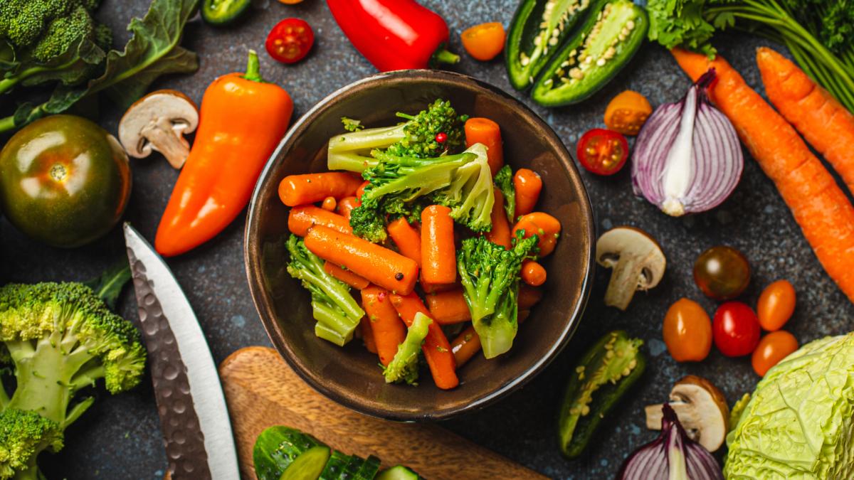 steamed-carrot-broccoli-salad-bow-legume_36355700