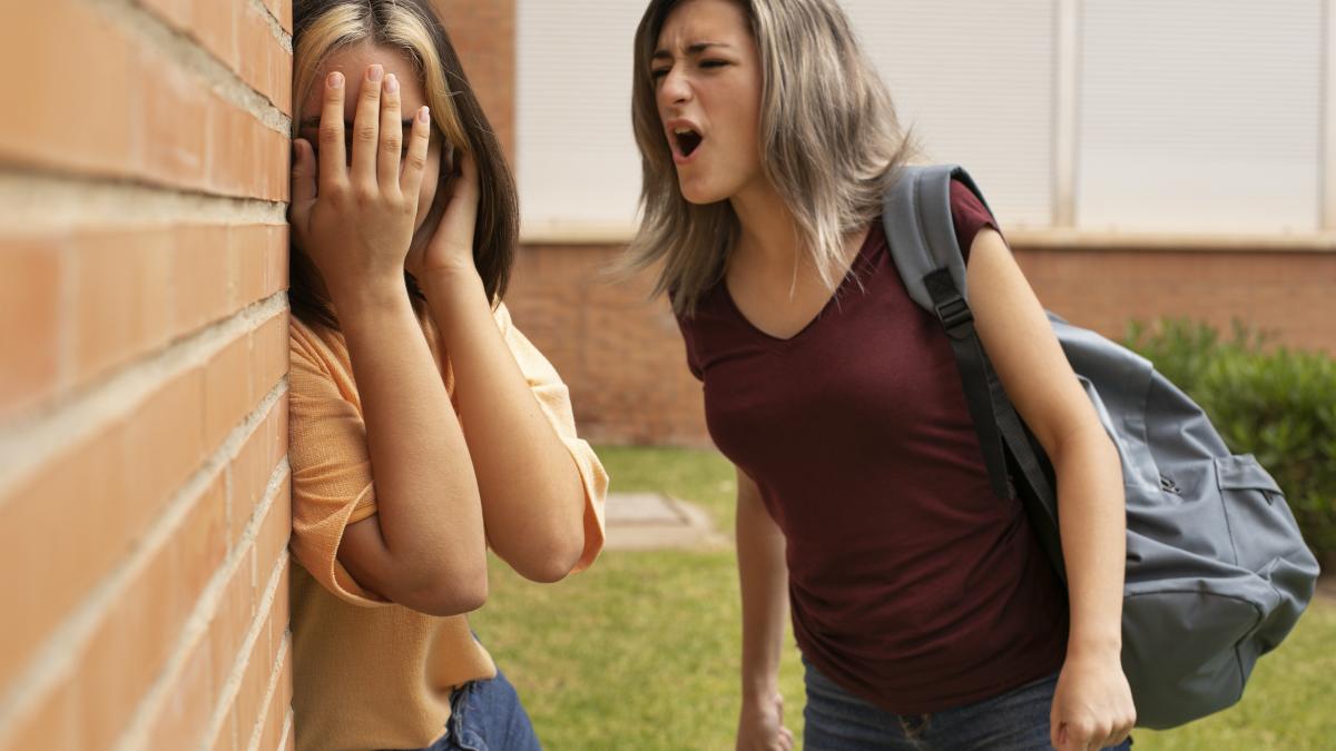 scoala-romaneasca--agresivitate--bullying-si-lipsa-de-disciplina--iulian-cristache--edupart-sunt-profesori-care-au-frica-sa-actioneze-pentru-ca-parintii-la-vor-bate-cu-pumnul-in-masa_61029400