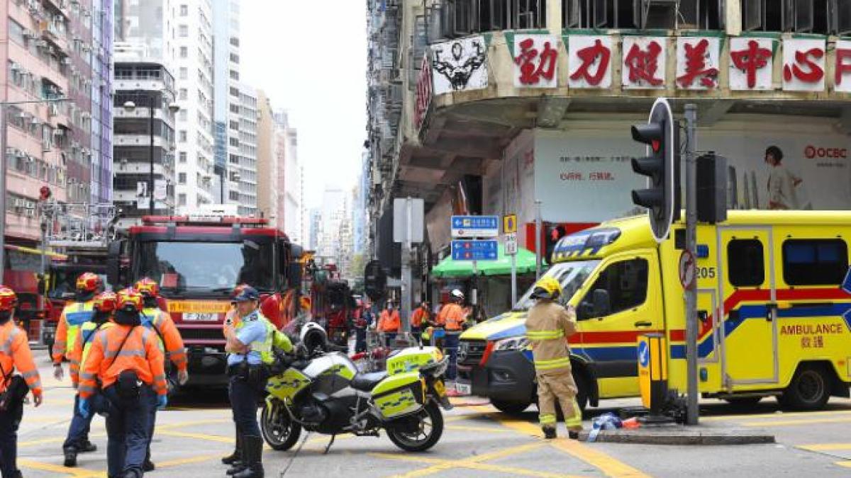 hong-kong-cinci-morti-si-27-de-raniti-in-urma-unui-incendiu-izbucnit-intr-o-cladireprc-c2prc-a0rezidentiala--oamenii-fluturau-prosoape-la-ferestre-pentru-a-cere-ajutor_13260000