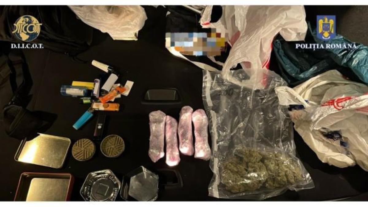 cinci-persoane-retinute-pentru-trafic-de-droguri-de-risc-si-mare-risc--la-tecuci--au-fost-ridicate-sute-de-comprimate-de-ecstasy-si-1-000-de-grame-de-canabis_32856800