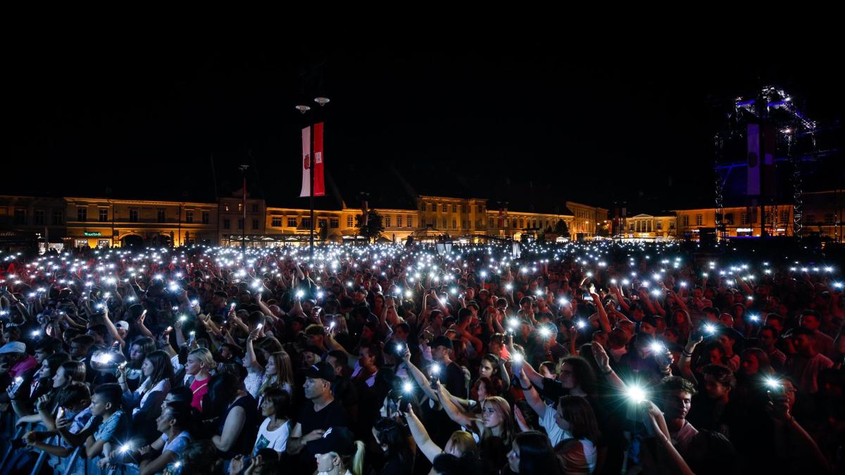 a-doua-zi-a-festivalului-international-de-teatru-de-la-sibiu--piata-mare-a-fost-plina-din-nou_87295400