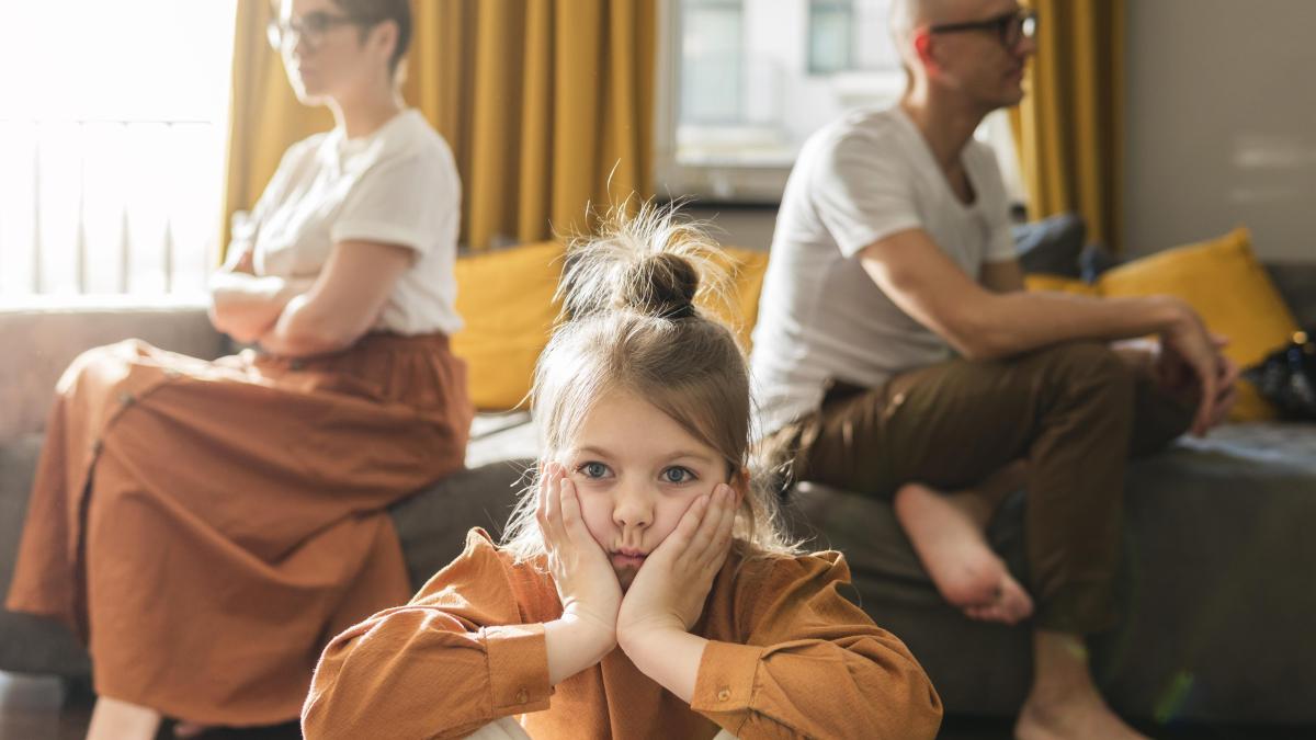 de-ce-este-important-ca-parintii-sa-aiba-o-relatie-sanatoasa--leca-fugim-de-acest-adevar--copilul-nu-isi-iubeste-tatal-100prc---ci-prin-prisma-mamei_93595300