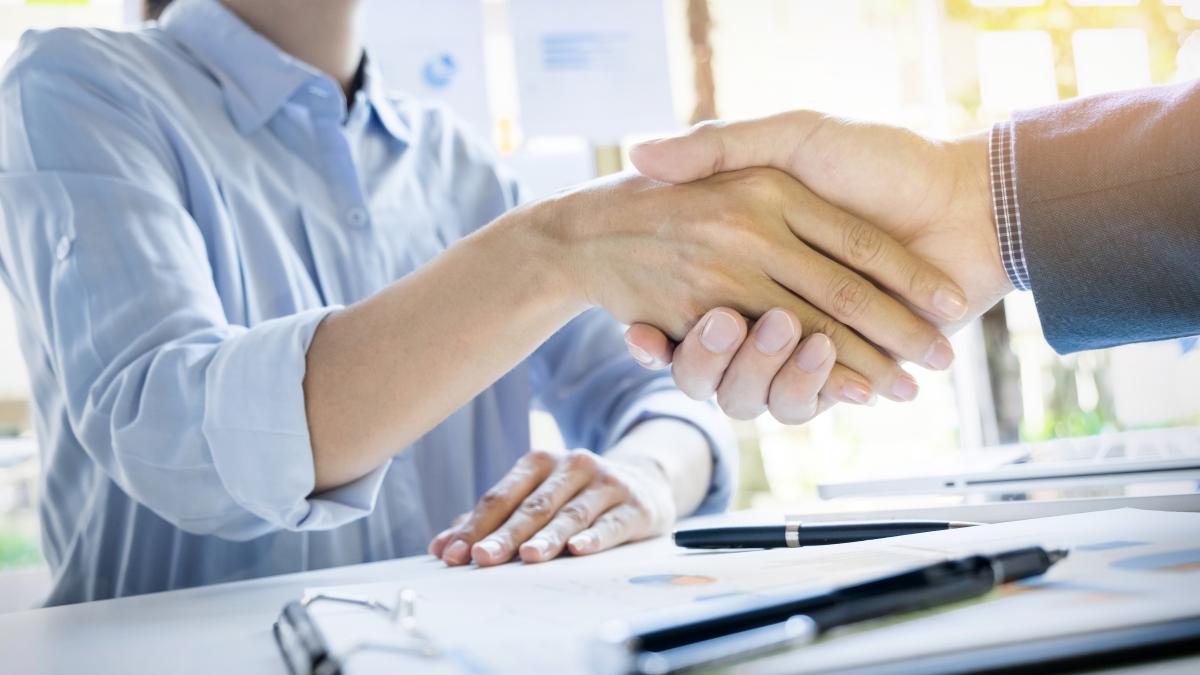 businessmen-shaking-hands-meeting_12891300_09638300