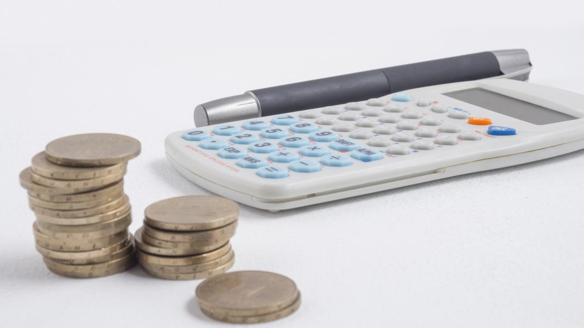 salariu-minim-mai-mare-decat-cel-minim-pe-economie-si-sase-salarii-compensatorii-pentru-toti-angajatii-din-banci--acordul-parafat-miercuri-cu-sindicatele_19134500