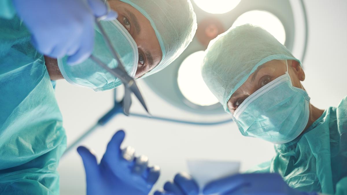 experienced-doctors-operation_89936100_81286100