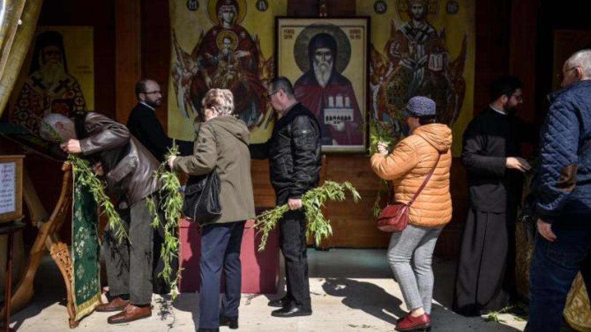 florii-2024--ce-simbolizeaza-salcia-pe-care-credinciosii-o-duc-la-biserica-si-apoi-o-pun-la-icoane_44088200