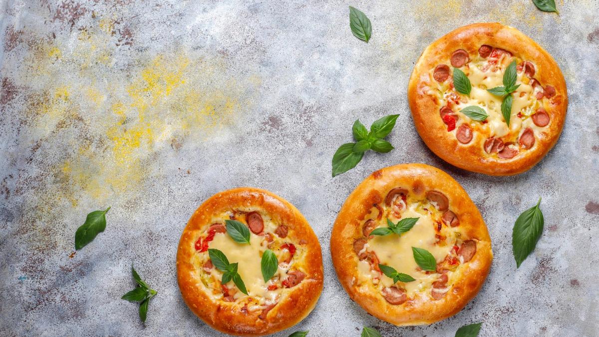 small-homemade-pizzas-fresh-with-basil_114579-23231_63144300_88455500
