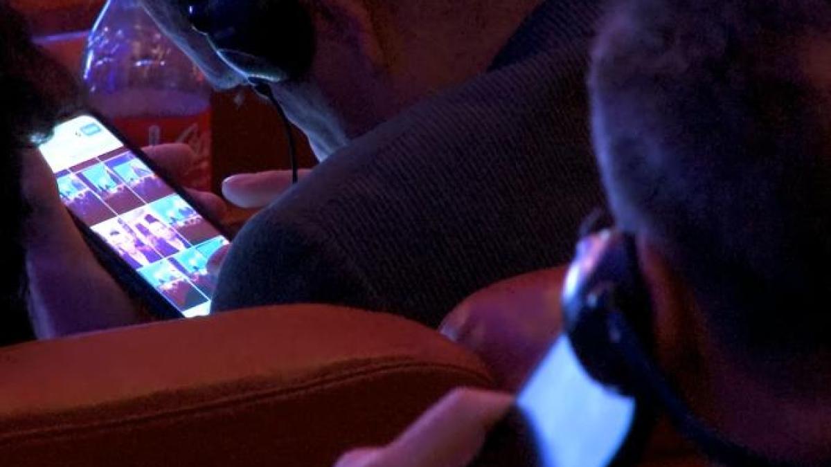 stat-pe-telefon-la-evenimentul-aur-dcnewstv_28874300