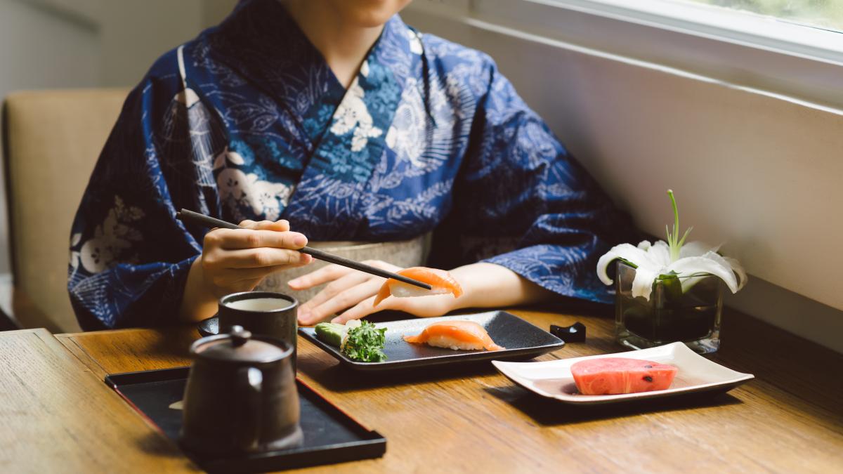 eating-nigiri-sushi_30911400